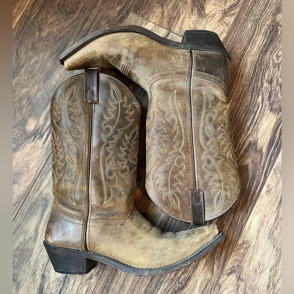 Laredo size 7 brown pointed toe boot